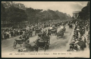 Postal que representa el regreso de las carreras, Avenue du Bois de Boulogne, París, c.1900